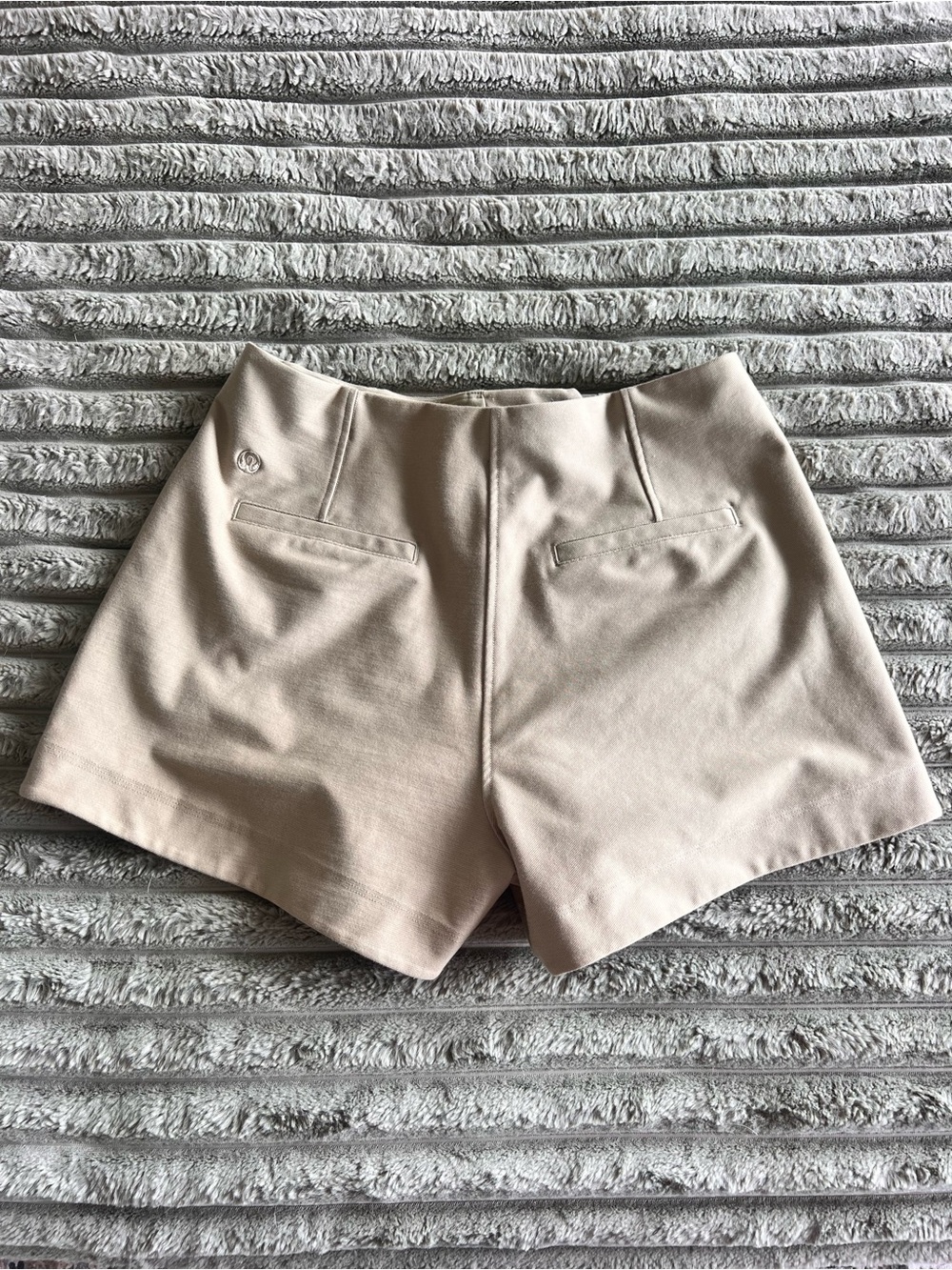 Lululemon Women's Cargo/Utility Pleated Short Beige Size 6 - Picture 5 of 7
